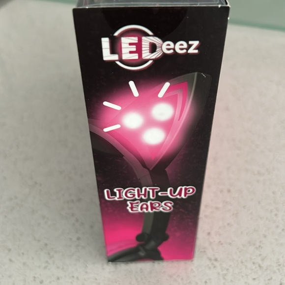 LEDeez LED Light-Up Cat Ears LED Headphones With Mic NEW SEALED - Picture 3 of 7